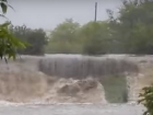 Пугающие кадры прорыва двух плотин и разлива реки на Ставрополье попали на видео