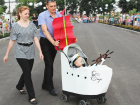 Байк-шоу и парадом детских колясок отпраздновали День семьи в жилом районе «Гармония»
