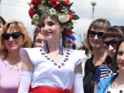 День России на Ставрополье отметили исполнением гимна, фестивалем национальных культур и шествием гигантского триколора