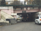 Мужчина попал в нелепое ДТП во время съемки застрявшей под мостом "Газели" на Ставрополье