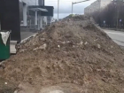 Снежная гора заблокировала тротуар на улице Пирогова в Ставрополе