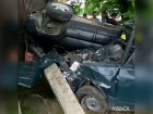 Сильно покореженные в результате ужасной аварии ВАЗ и "Киа-Спортейдж" снесли столб в Ставрополе и попали на видео