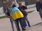 С украинским флагом по Ставрополю: пранкеры из краевой столицы решили проверить реакцию сограждан на украинский двуколор 