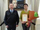 Отбившаяся шваброй от вора продавщица получила награду от ставропольской полиции