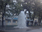 Фонтан из-под земли забил на Шпаковской улице Ставрополя