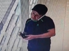 Мужчина в чёрной кепке и спортивных штанах украл парфюм в МЦ «Космос» в Ставрополе