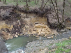 Берег реки Грушевой в Ставрополе обвалился и перекрыл русло