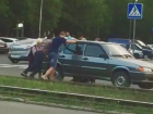  Могучая женщина-кондуктор и пассажиры трамвая вручную оттолкали перегородивший трамвайные пути  ВАЗ на Ставрополье 