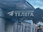Штормовой ветер в Ставрополе вырвал деревья и повредил автомобили