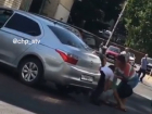 Схватка водителя «Рено» с полицейским попала на видео в Ставрополе 