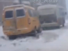 "На дорогах каша": маршрутка застряла в снегу на окраине Ставрополя