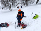 Тела двух альпинистов из ставропольской тургруппы достали после схода лавины в КЧР