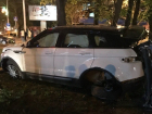 «Рендж-Ровер» вылетел на клумбу после серьезного ДТП с двумя авто в Ставрополе 