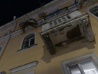 Часть балкона исторического здания в центре Ставрополя упала перед мужчиной