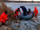 Провалившегося под лед рыбака ищут на Ставрополье