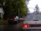 Обгонявший пробку по "встречке" "Мерседес" врезался в ВАЗ на перекрестке в Ставрополе и попал на видео