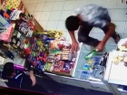 Дерзкое ограбление магазина с помощью бутылки оказалось записано на камеру видеонаблюдения в Пятигорске