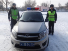 Девушку с маленьким ребенком и таксиста из снежного плена освободили сотрудники ДПС на Ставрополье