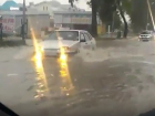 "Плавающие" по дорогам из-за ливня машины в Пятигорске попали на видео
