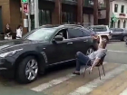 Дерзкий мужчина с кружкой пива расселся на пешеходном переходе в Кисловодске и попал на видео