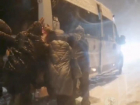 Выталкивать автобус из снежного плена и оставлять детей дома пришлось жителям Ставрополя из-за непогоды