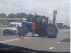 Неудавшийся дрифт стал причиной оторванного колеса трактора на трассе под Ставрополем