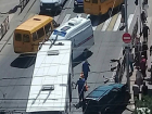 Две пассажирки пострадали в серьезном ДТП с вылетевшим на «красный» автобусом и джипом в Ставрополе