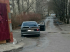 Неизвестные хулиганы на ВАЗ-2114 кидают петарды под ноги прохожим в Ставрополе, - очевидцы