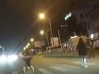 Необычные пешеходы изобрели странный способ перехода дороги в Ставрополе и попали на видео