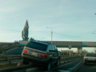 Внедорожник BMW при выезде из города налетел на ограждение в Ставрополе