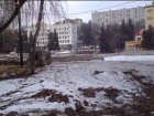 Вырубку деревьев у кинотеатра "Россия" в Кисловодске засняли на видео