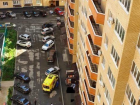 В Ставрополе из окна многоэтажки выпала девушка