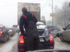 Видео чистки ставропольцем чужого автомобиля от снега взорвало интернет