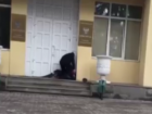 Стычка двух мужчин у дверей здания прокуратуры в Пятигорске попала на видео