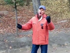 Задорным исполнением известной народной песни порадовал мужчина прохожих в парке Кисловодска