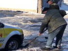Такси застряло в яме посреди дороги на Ставрополье