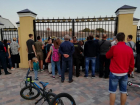 В Ставрополе футбольные болельщики наблюдали за игрой у закрытых ворот «Динамо» 
