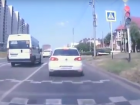 Автохам за рулем маршрутки пролетел на красный свет в Ставрополе
