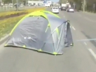 Разложенную палатку в центре дороги по Кулакова обнаружили удивленные водители в Ставрополе