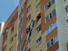 Драматический момент спасения повисшего на окне мужчины попал на видео