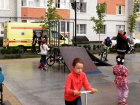 Маленькая девочка сломала шею после падения с горки на детской площадке в Ставрополе