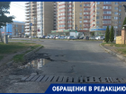 Яма на опасном перекрестке в Ставрополе остается незамеченной властями и коммунальщиками
