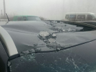 Упавшая с крыши льдина помяла припаркованный автомобиль в Ставрополе