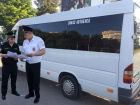За долги водителя по "коммуналке" приставы арестовали экскурсионный автобус прямо во время поездки с туристами на Ставрополье