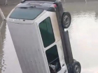Съехал с дороги и ушел под воду автомобиль с семейной парой на Ставрополье