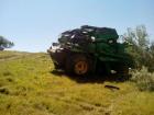 Лихач перевернул зерноуборочный комбайн на полевой дороге и попал в реанимацию в Ставропольском крае 