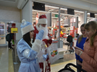 Задорные Дед мороз и Снегурочка раздавали подарки в одном из районов Ставрополя и попали на видео