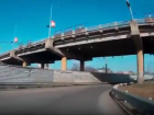 Падение камней со старого моста на автомобиль испугало жителей Невинномысска