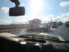 Сильный ветер сбросил с КамАЗа строительный вагончик под Ставрополем