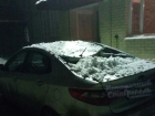 Рухнувший с крыши снег разбил припаркованную иномарку в Ставрополе 